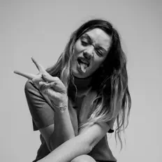 Poslechněte si interpreta silvre, sledujte hudební videa, přečtěte si životopis, podívejte se na data turné a další informace.