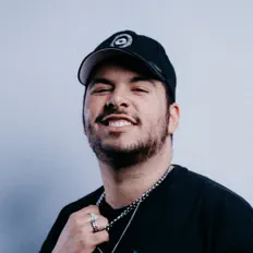 P.S.Q.を聴いたり、ミュージックビデオを鑑賞したり、経歴やツアー日程などを確認したりしましょう！