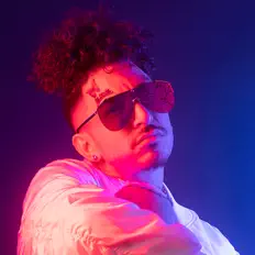 Hör dir Denan Pro an, schau dir Musikvideos an, lies die Biografie, finde Tourdaten und mehr!