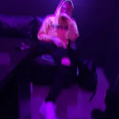 Ouve College Dropout 414, vê vídeos de música, lê a biografia, vê as datas da digressão e muito mais!