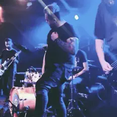 Poslechněte si interpreta Never Us, sledujte hudební videa, přečtěte si životopis, podívejte se na data turné a další informace.