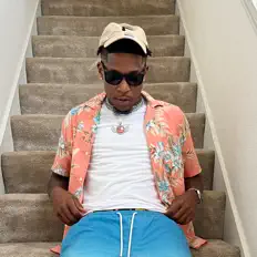 聆聽 Smurk、觀看音樂影片、閱讀小傳、查看巡演日期等！