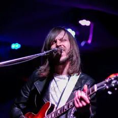 Buffalo Stoneを聴いたり、ミュージックビデオを鑑賞したり、経歴やツアー日程などを確認したりしましょう！