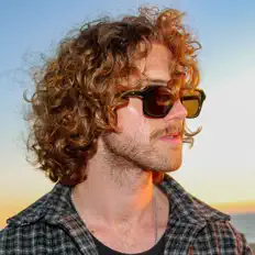 Fake Blond을(를) 듣고, 뮤직 비디오를 보고, 약력을 읽고, 투어 일정 등을 확인하세요!