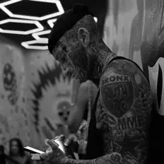 聆聽 Lil Piru、觀看音樂影片、閱讀小傳、查看巡演日期等！