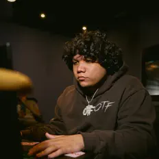 聆聽 DJFMCT、觀看音樂影片、閱讀小傳、查看巡演日期等！