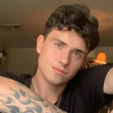 Hör dir Nick Carlone an, schau dir Musikvideos an, lies die Biografie, finde Tourdaten und mehr!