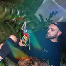 Écoutez Amour, regardez des vidéoclips, lisez la biographie, consultez les dates de tournée et plus encore !