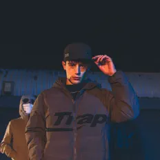 J U N I O R을(를) 듣고, 뮤직 비디오를 보고, 약력을 읽고, 투어 일정 등을 확인하세요!