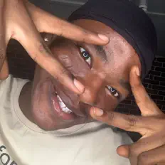 聆聽 King Biggie、觀看音樂影片、閱讀小傳、查看巡演日期等！