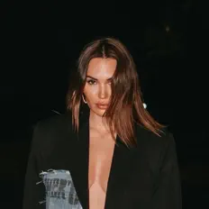 Dengarkan Polina Grace, tonton video musik, baca bio, lihat tanggal tur & lainnya!