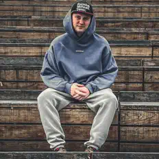 聆聽 Mak'Em、觀看音樂影片、閱讀小傳、查看巡演日期等！