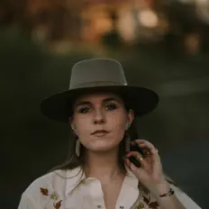 聆聽 Delaney Ramsdell、觀看音樂影片、閱讀小傳、查看巡演日期等！