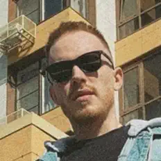 Poslechněte si interpreta ROMASTA, sledujte hudební videa, přečtěte si životopis, podívejte se na data turné a další informace.