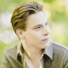 Ouve Klaus Mäkelä, vê vídeos de música, lê a biografia, vê as datas da digressão e muito mais!