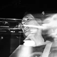 收听 Neighbourhood Void、观看音乐视频、阅读小传、查看巡演日期等 ！