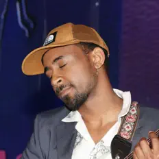 Hör dir Slowsie an, schau dir Musikvideos an, lies die Biografie, finde Tourdaten und mehr!