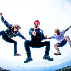 GUMXを聴いたり、ミュージックビデオを鑑賞したり、経歴やツアー日程などを確認したりしましょう！