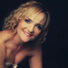 Debbie Nunnを聴いたり、ミュージックビデオを鑑賞したり、経歴やツアー日程などを確認したりしましょう！