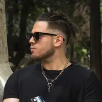 Poslechněte si interpreta undefined, sledujte hudební videa, přečtěte si životopis, podívejte se na data turné a další informace.