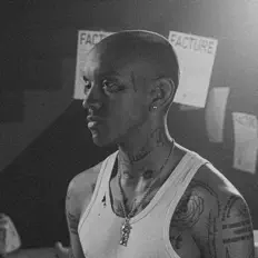 Sey SNKを聴いたり、ミュージックビデオを鑑賞したり、経歴やツアー日程などを確認したりしましょう！