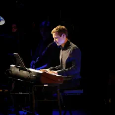 Julius Henriを聴いたり、ミュージックビデオを鑑賞したり、経歴やツアー日程などを確認したりしましょう！