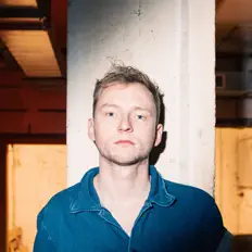 Poslechněte si interpreta Adrian Branz, sledujte hudební videa, přečtěte si životopis, podívejte se na data turné a další informace.