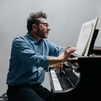 Escucha a undefined, mira vídeos musicales, lee la biografía, consulta fechas de giras y mucho más.