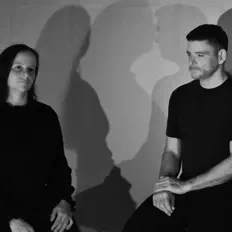 Ascolta V.E., guarda video musicali, leggi la biografia, vedi le date del tour & altro!