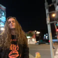 Dengarkan Stormy Fields, tonton video musik, baca bio, lihat tanggal tur & lainnya!