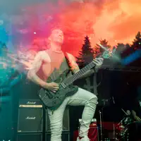 Ascolta undefined, guarda video musicali, leggi la biografia, vedi le date del tour & altro!