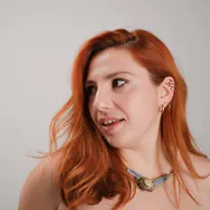 Poslechněte si interpreta Pelin Alios, sledujte hudební videa, přečtěte si životopis, podívejte se na data turné a další informace.