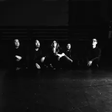 收听 Lily Bones、观看音乐视频、阅读小传、查看巡演日期等 ！