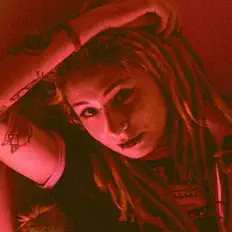 聆聽 Canay Doğan、觀看音樂影片、閱讀小傳、查看巡演日期等！