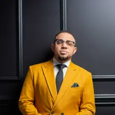 Hör dir Stephen Manders an, schau dir Musikvideos an, lies die Biografie, finde Tourdaten und mehr!