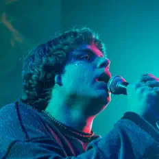 Огонёк सुनें, म्यूज़िक वीडियो देखें, बायो पढ़ें, दौरे की तारीखें और बहुत कुछ देखें!