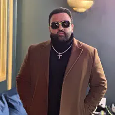 Poslechněte si interpreta Tarsun, sledujte hudební videa, přečtěte si životopis, podívejte se na data turné a další informace.