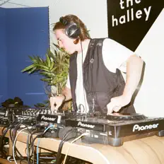 聆聽 Producerboibrad.、觀看音樂影片、閱讀小傳、查看巡演日期等！