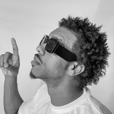 聆聽 Hym、觀看音樂影片、閱讀小傳、查看巡演日期等！