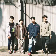 Hör dir Plumrum an, schau dir Musikvideos an, lies die Biografie, finde Tourdaten und mehr!