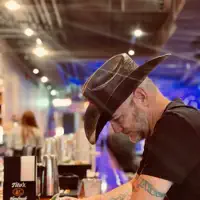 聆聽 undefined、觀看音樂影片、閱讀小傳、查看巡演日期等！