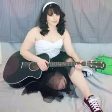 Emily Taylor Kelso सुनें, म्यूज़िक वीडियो देखें, बायो पढ़ें, दौरे की तारीखें और बहुत कुछ देखें!