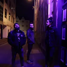 Frakardを聴いたり、ミュージックビデオを鑑賞したり、経歴やツアー日程などを確認したりしましょう！