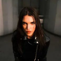 聆聽 Elli Acula、觀看音樂影片、閱讀小傳、查看巡演日期等！