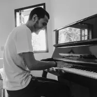 Ouça undefined, assista a videoclipes, leia a biografia, veja as datas das turnês e mais!