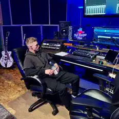 Dengarkan Brad Tapper, tonton video musik, baca bio, lihat tanggal tur & lainnya!