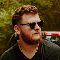 Écoutez undefined, regardez des vidéoclips, lisez la biographie, consultez les dates de tournée et plus encore !
