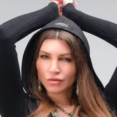 聆聽 Ирина Эмирова、觀看音樂影片、閱讀小傳、查看巡演日期等！