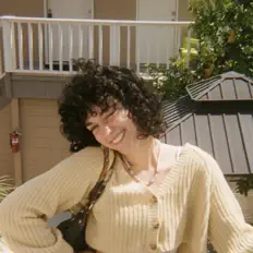 收听 Rosarrie、观看音乐视频、阅读小传、查看巡演日期等 ！