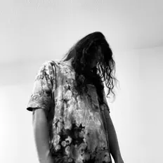 聆聽 JY、觀看音樂影片、閱讀小傳、查看巡演日期等！